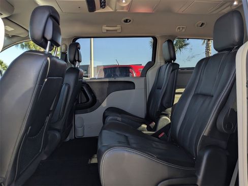 Used 2015 Chrysler Town & Country Touring-L w/ Driver Convenience Group image 16