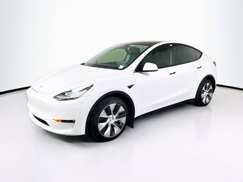 Used 2022 Tesla Model Y Long Range image 3