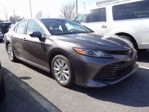 Used 2020 Toyota Camry LE w/ Convenience Package image 5