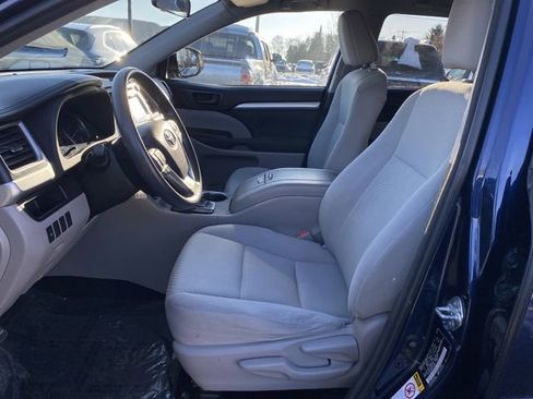 Used 2015 Toyota Highlander LE image 4