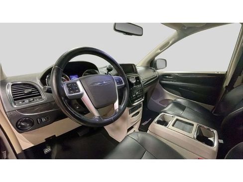 Used 2011 Chrysler Town & Country Touring-L w/ Entertainment Group #2 FWD image 10