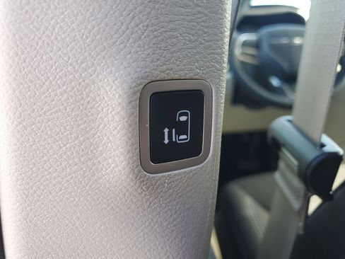 Used 2023 Chrysler Voyager LX image 19