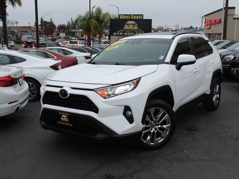 Used 2020 Toyota RAV4 XLE Premium image 42