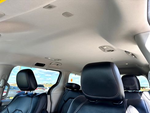 Used 2018 Chrysler Pacifica Touring-L image 18