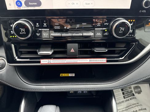 Certified 2025 Toyota Highlander Platinum image 17