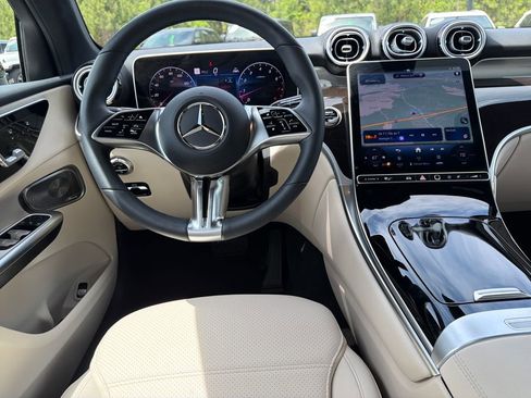 Used 2026 Mercedes-Benz GLC 300 image 2