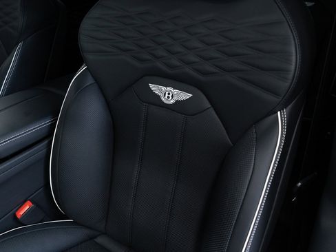 Certified 2025 Bentley Bentayga Extended Wheelbase image 18