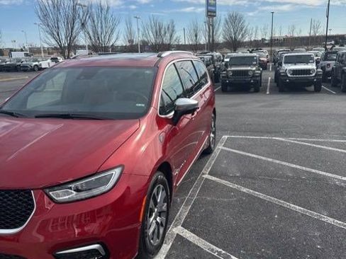 Used 2025 Chrysler Pacifica Pinnacle image 10