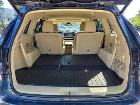Used 2019 Toyota Highlander Limited FWD image 11