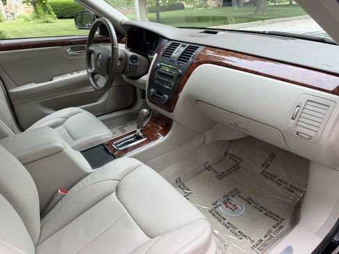Used 2006 Cadillac DTS w/ Trunk Convenience Package FWD image 17