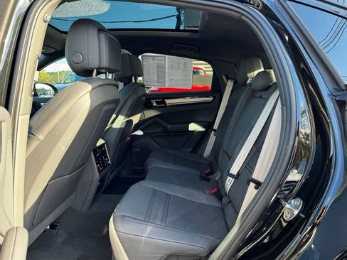 Used 2023 Porsche Cayenne S Platinum image 4