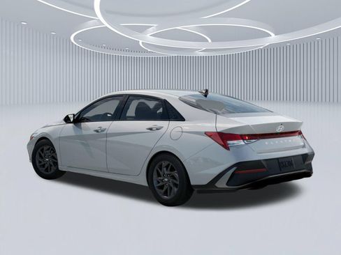 New 2026 Hyundai Elantra Hybrid FWD image 5