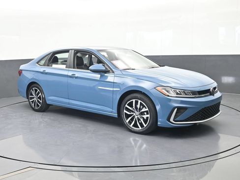 Used 2025 Volkswagen Jetta SE FWD image 8