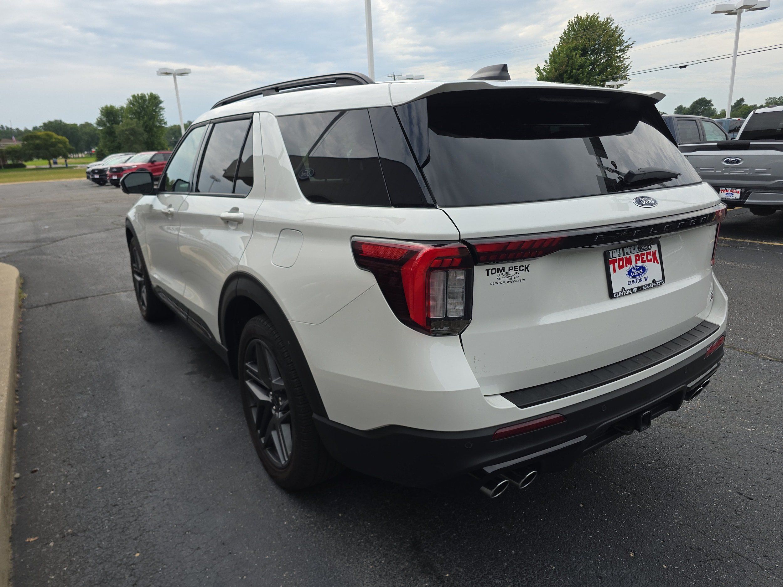 Used 2025 Ford Explorer ST AWD/4WD image 3