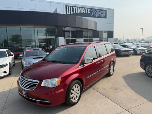 Used 2012 Chrysler Town & Country Touring-L w/ Entertainment Group #2 FWD image 1