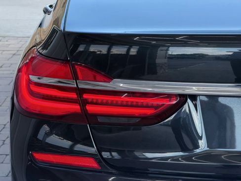 Used 2018 BMW 750i RWD image 36
