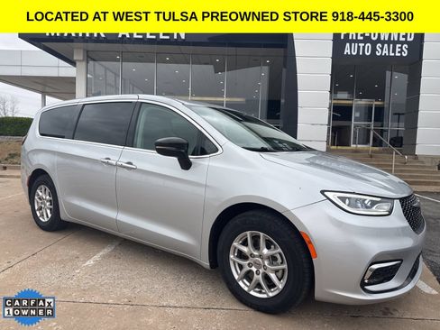 Used 2024 Chrysler Pacifica Touring-L FWD image 1