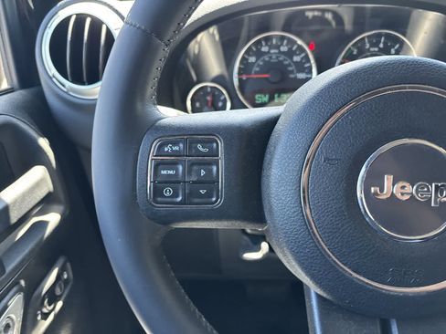 Used 2014 Jeep Wrangler Unlimited Rubicon w/ Connectivity Group AWD/4WD image 9