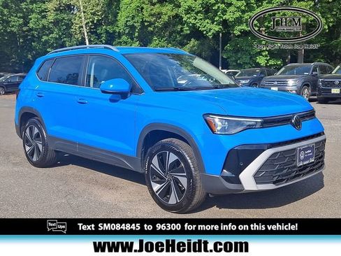Used 2025 Volkswagen Taos SE AWD/4WD image 1