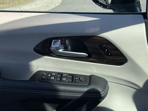 Used 2024 Chrysler Pacifica Limited image 22