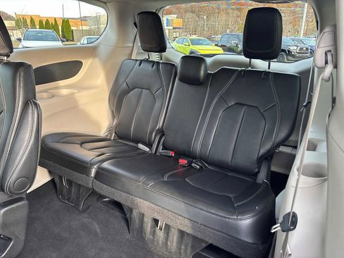 Used 2024 Chrysler Pacifica Touring-L image 42