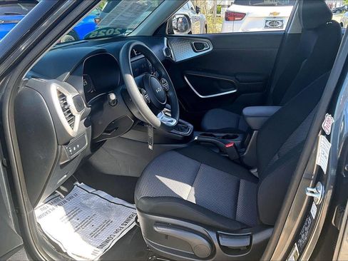 Used 2025 Kia Soul LX w/ LX Technology Package FWD image 17
