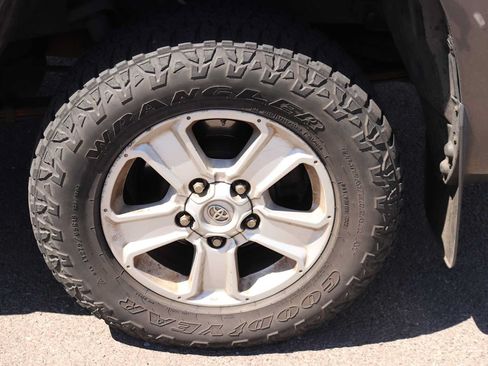 Used 2015 Toyota Tundra SR5 w/ SR5 Upgrade Package AWD/4WD image 9