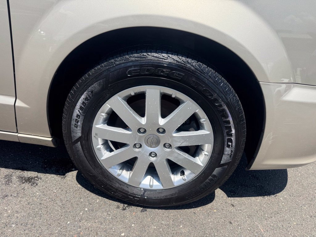 Used 2014 Chrysler Town & Country Touring FWD image 15