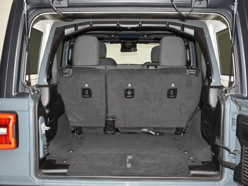 Used 2024 Jeep Wrangler Unlimited Rubicon AWD/4WD image 31