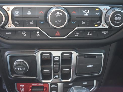 Used 2022 Jeep Wrangler Unlimited Rubicon w/ LED Lighting Group AWD/4WD image 27