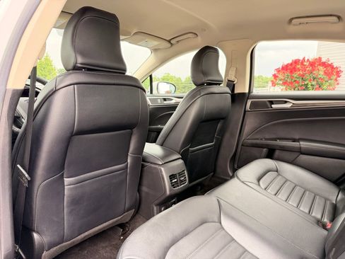 Used 2017 Ford Fusion SE w/ Equipment Group 602A FWD image 16