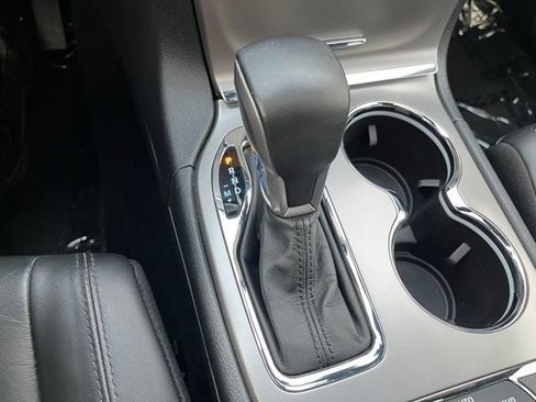 Used 2022 Jeep Grand Cherokee Limited image 16