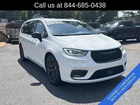 Certified 2026 Chrysler Pacifica Limited w/ S Appearance Package FWD image 3