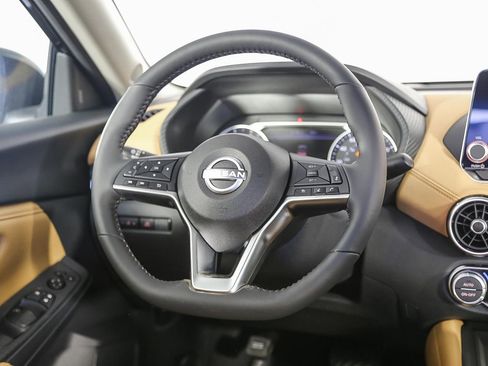 Used 2025 Nissan Sentra SV w/ SV Premium Package image 17