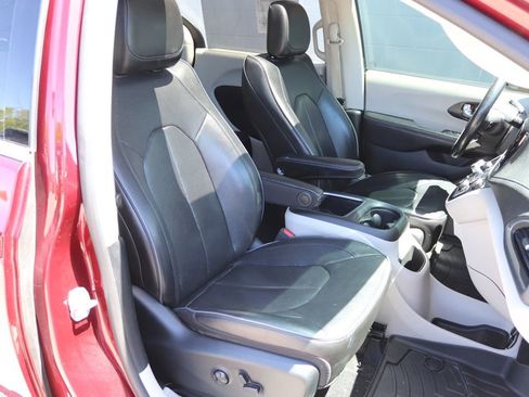 Used 2020 Chrysler Pacifica Limited FWD image 11