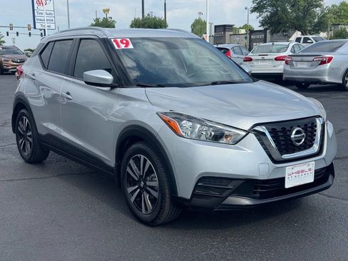 Used 2019 Nissan Kicks SV FWD image 3