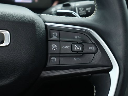 Used 2023 Jeep Grand Cherokee Altitude AWD/4WD image 15