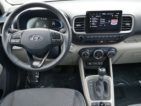 Used 2024 Hyundai Venue Limited image 16