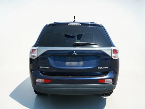 Used 2014 Mitsubishi Outlander SE image 2