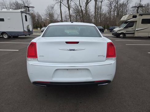 Used 2017 Chrysler 300 C Platinum image 4