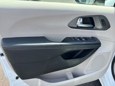Used 2023 Chrysler Pacifica Touring-L FWD image 10