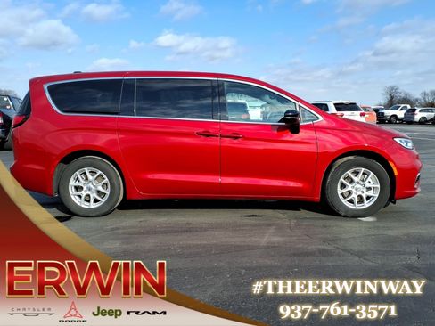 Certified 2025 Chrysler Pacifica Select image 8