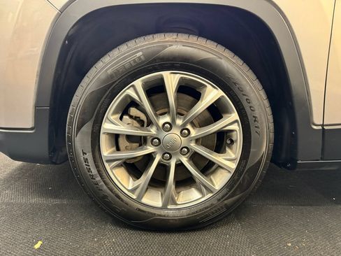 Used 2019 Jeep Cherokee Latitude Plus FWD image 11
