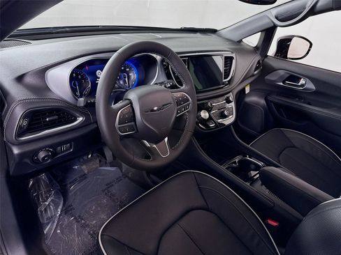 New 2026 Chrysler Pacifica Limited FWD image 3