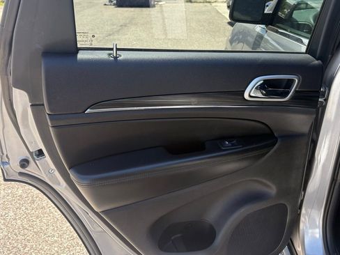 Used 2019 Jeep Grand Cherokee Limited image 12