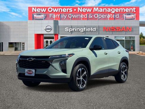 Used 2024 Chevrolet Trax RS w/ Driver Confidence Package FWD image 2