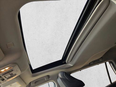 Used 2021 Toyota Highlander XLE image 17