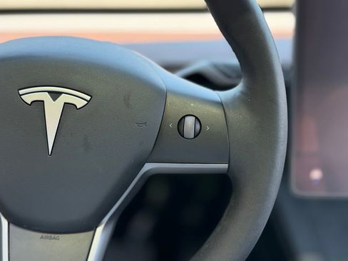 Used 2022 Tesla Model Y Long Range image 42