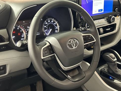 Used 2025 Toyota Highlander XLE FWD image 15