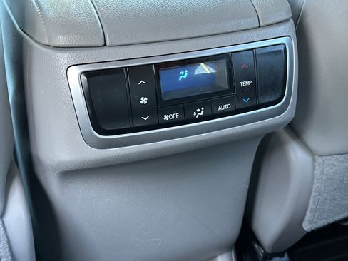 Used 2019 Toyota Highlander XLE image 14